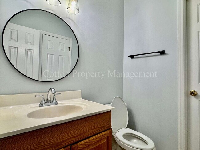 Building Photo - Updated 2BR/2BA First Floor Condo in Midto...