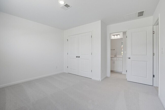 Building Photo - Brand-new three-story townhome in the Univ...