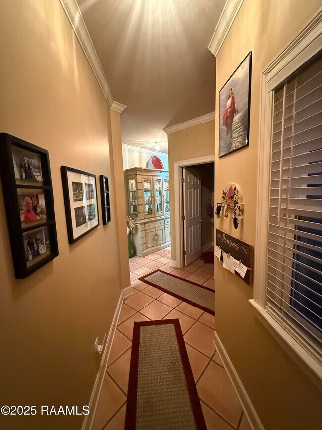 Building Photo - 102 Midland Dr