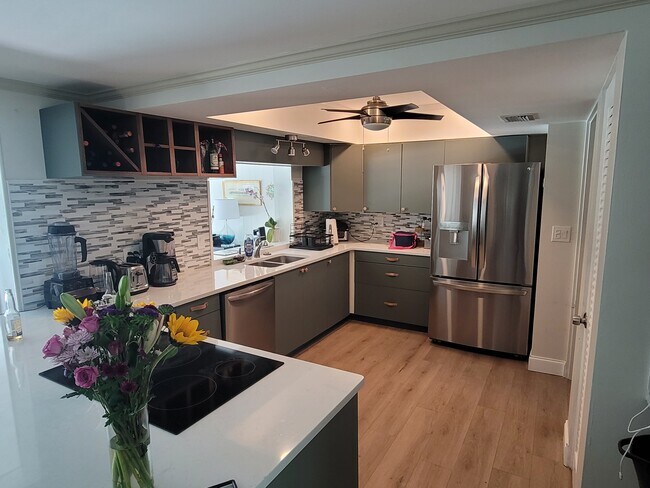 Fully Stockd Kitchen - 1279 86th Ave N