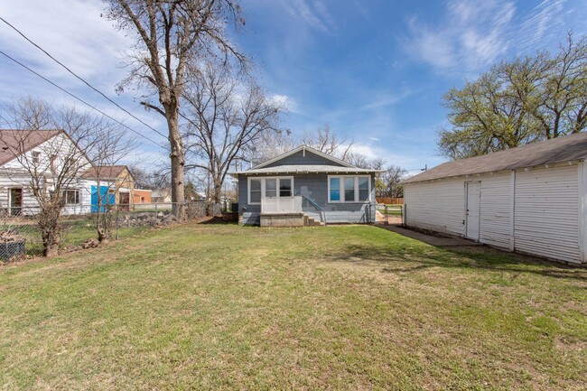 Building Photo - Spacious Home ready for a new family!