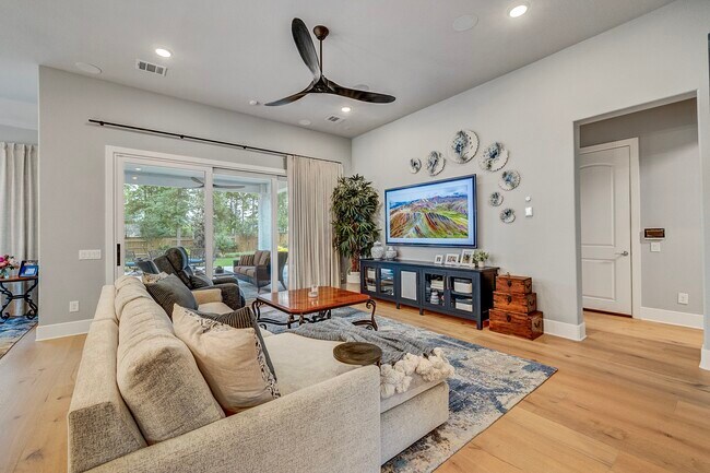 Building Photo - 327 N Turks Cap Trail