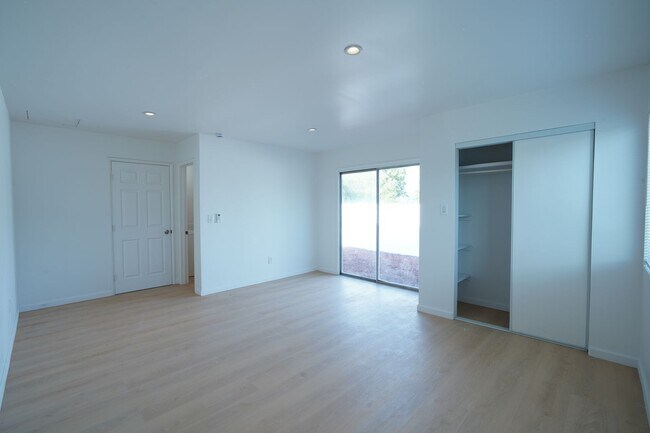 Building Photo - 1443 N Riverside Ave