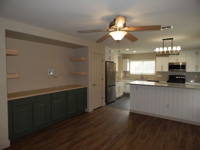 Building Photo - 2 Bedrooms - 2.5 bathrooms - Large Loft Area
