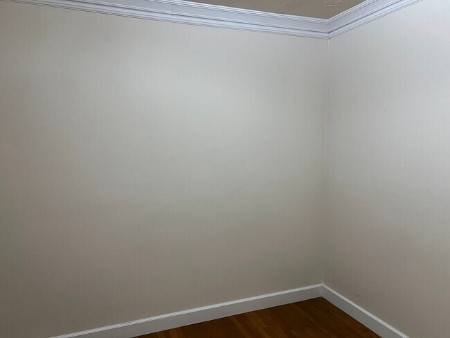 Building Photo - 2 Bedroom Unit in the the old Beta Theta Pi Fraternity House near UofO Campus