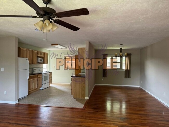 Building Photo - Updated 3 Bedroom House in a Family Friendly Neighborhood