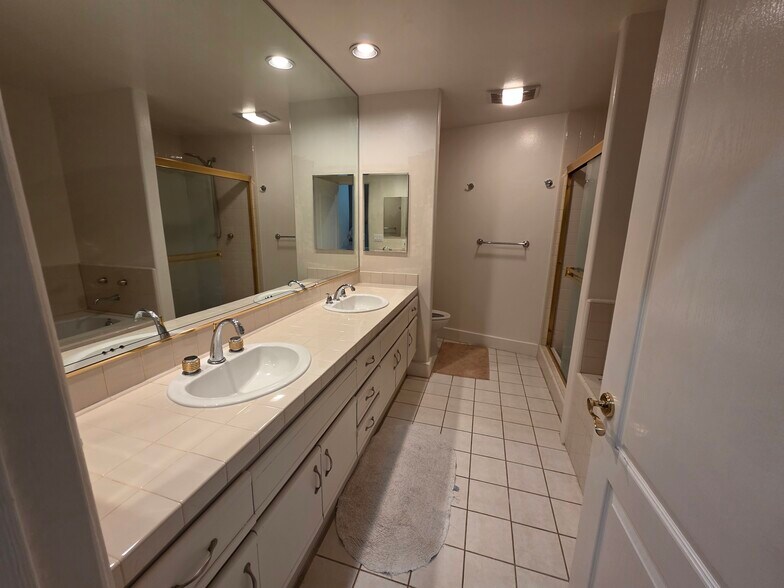 Building Photo - 390 S Sepulveda Blvd