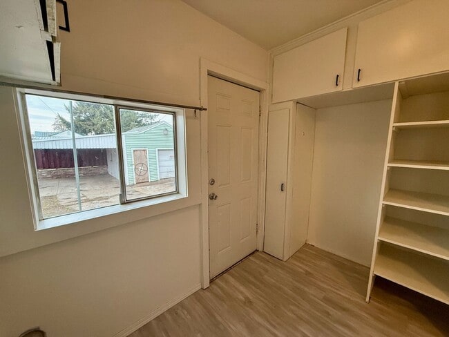 Building Photo - Spacious and Well-Equipped 3 Bed Spokane Home!!