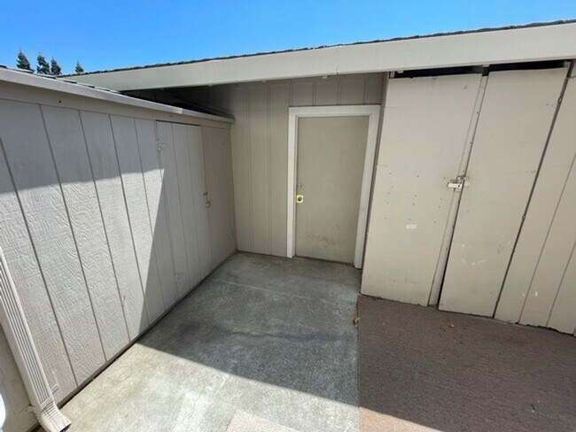 Building Photo - 2 bedroom, 2.5 bath 2 story condo now avai...
