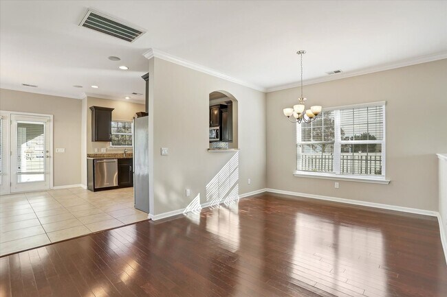 Building Photo - Cute 3 bedroom 2 bath