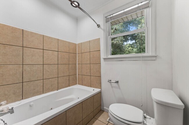 Building Photo - 3 Bedroom Pet Friendly Home For Rent Near Heritage Park!