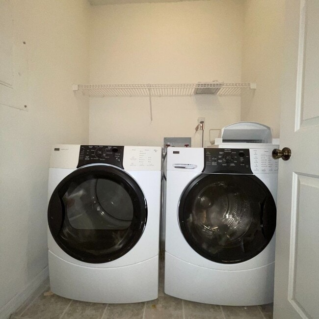 Building Photo - 2B/2.5 Condo in Longwood - Wood floors, great views, large balcony