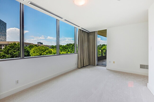 Building Photo - 700 Park Regency Pl NE