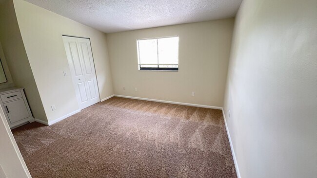Building Photo - Newly renovated 2 bedroom Townhouse for Re...