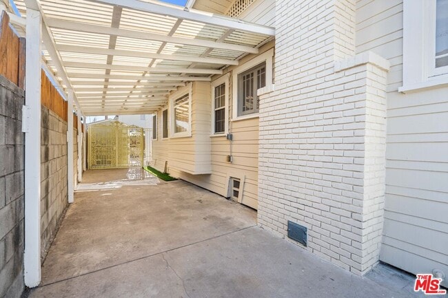 Building Photo - 607 N Gramercy Pl