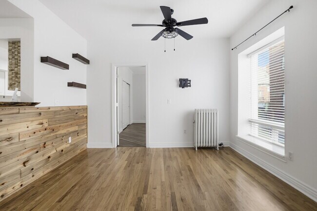 Building Photo - Spacious Two Bedroom in Cap Hill