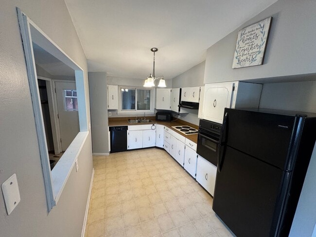 Building Photo - Three Bedroom / 1.5 Bathroom House AVAILABLE October