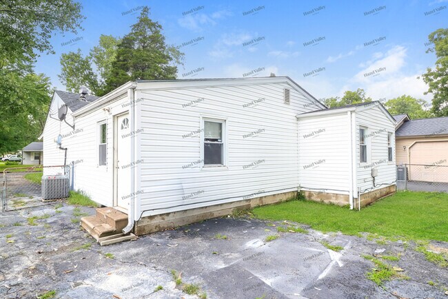 Building Photo - 26 Florval Dr