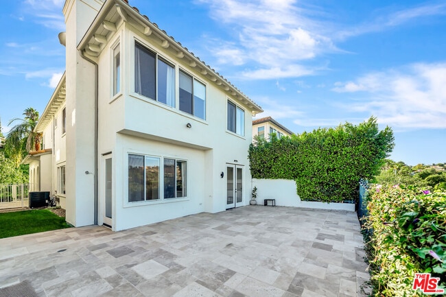 Building Photo - 24819 Cll Cedro