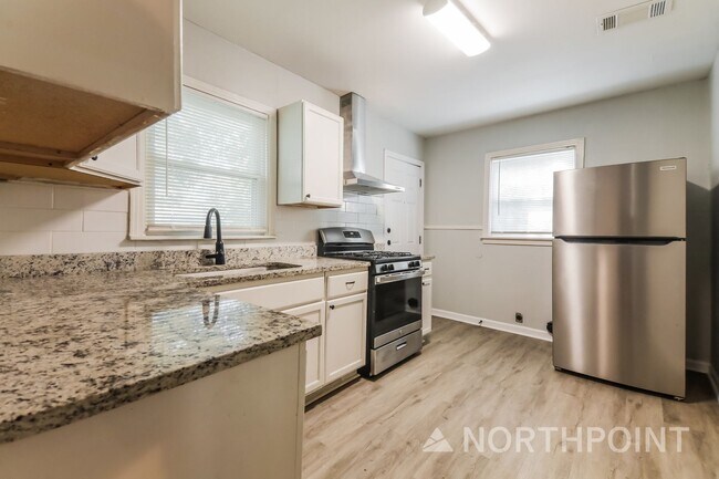 Building Photo - 3 BR/2BA | Updated Single Family Home |  Gated backyard | In Dallas!