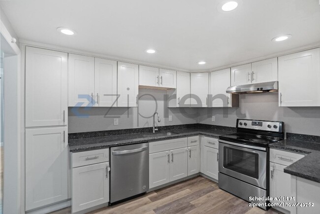 Building Photo - 3350 Pepper Tree Ln