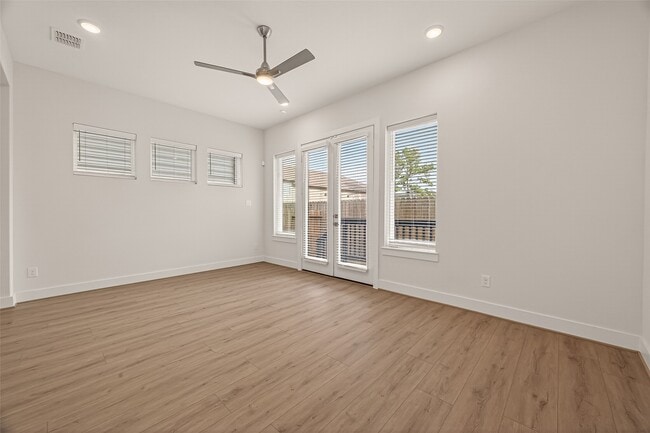 Building Photo - 910 W 21st St