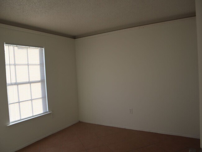 Building Photo - Move in condition 3 Bedrooms 2 Bath Carole Arcaro 386-216-4900 Deltona Lakes Realty