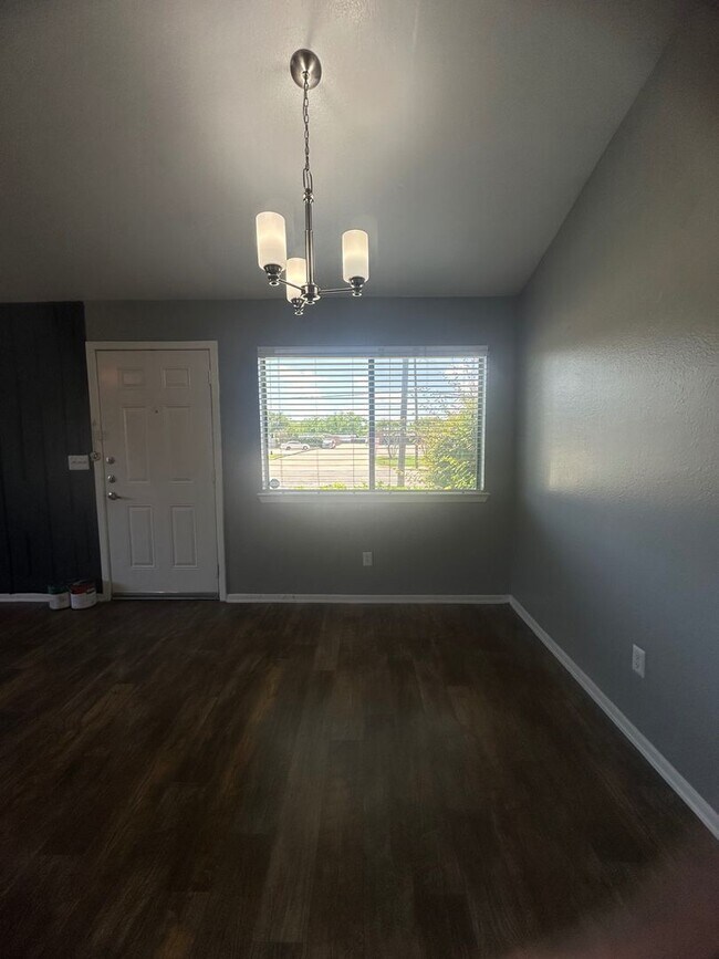 Building Photo - Beuti-ful Town home Ready to Move in!