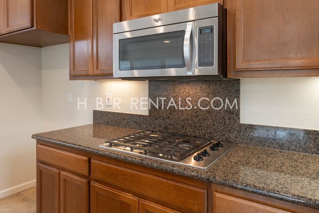 Building Photo - South Tracy 4-Bed Home with First-Floor Bedroom