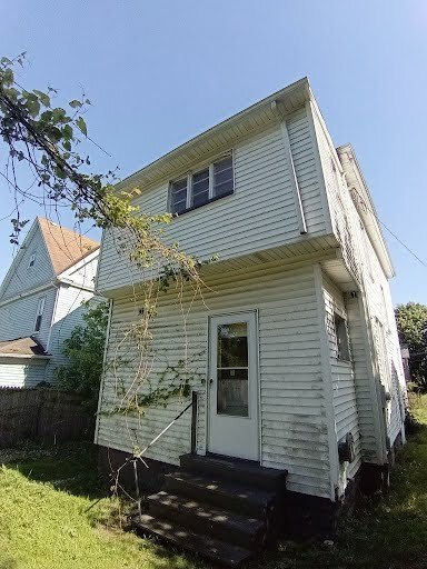 Building Photo - 305 E Leasure Ave