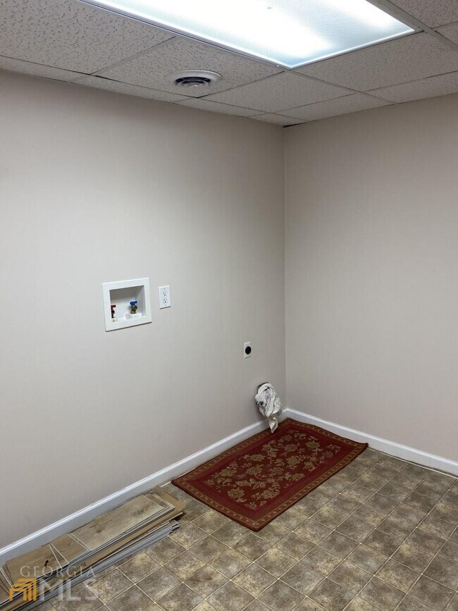 Building Photo - 6440 River Hill Dr