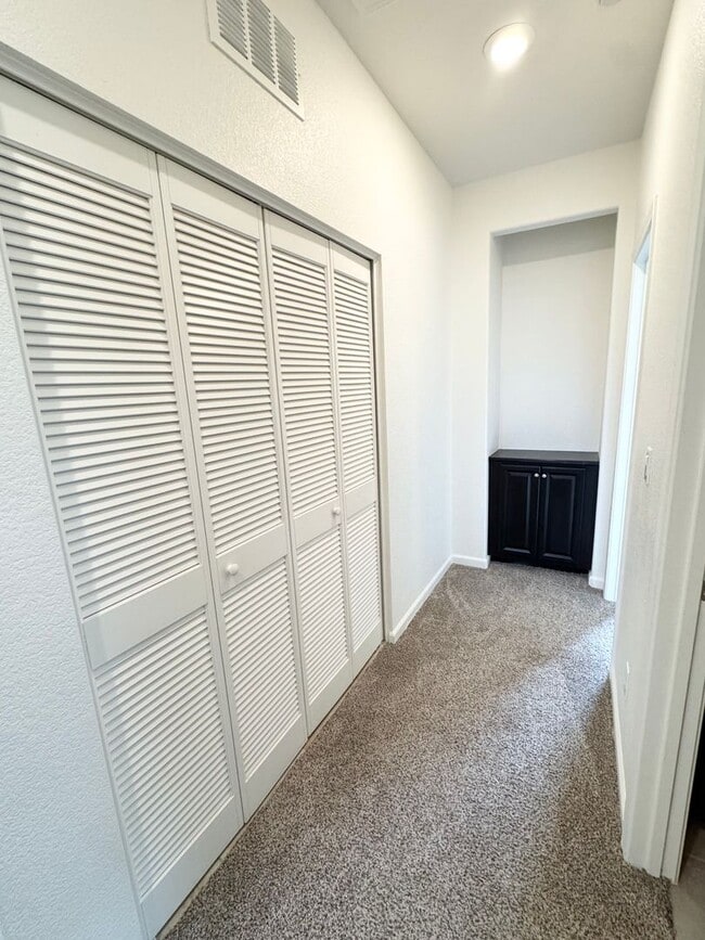 Building Photo - 3 Bed / 2.5 Bath Solar Home with Patio – Roseville – Available Now SEE VIDEO