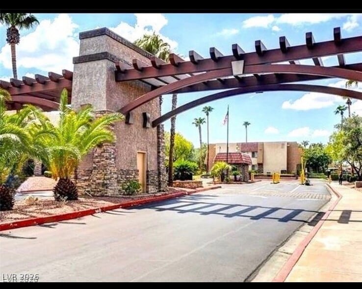 Building Photo - 5044 River Glen Dr