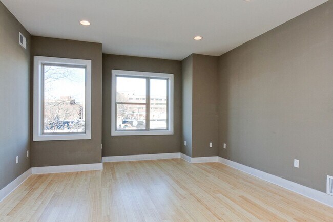Building Photo - Queen Village Townhome