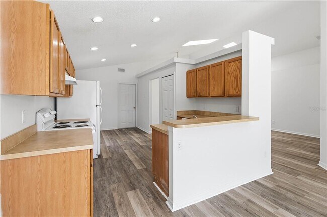 Building Photo - 210 Pine Cone Dr