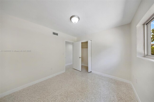 Building Photo - 1096 Raven Ave