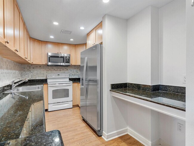 Building Photo - 10350 W Bay Harbor Dr