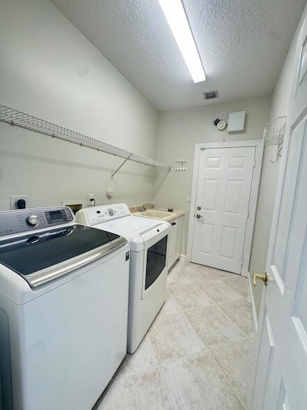 Building Photo - 6740 NW 105th Ln