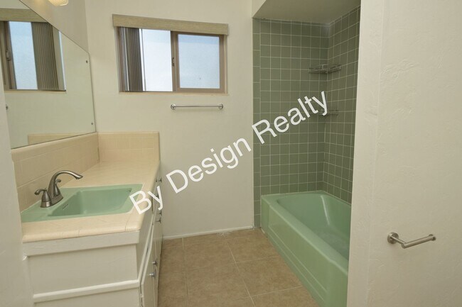 Building Photo - Spacious 3 Bed 2 Bath Eastside Home w/Huge Yard & Fireplace