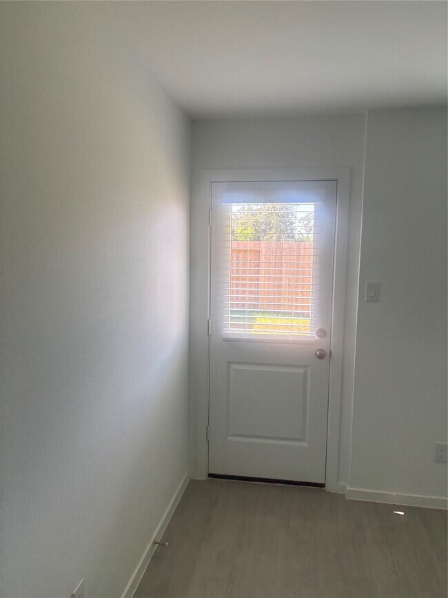 Building Photo - 952 Pertuso Ln