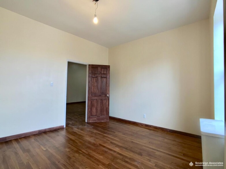 Building Photo - 240 W 104th St
