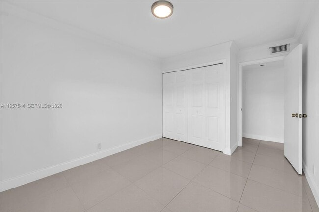 Building Photo - 220 Lakeview Dr