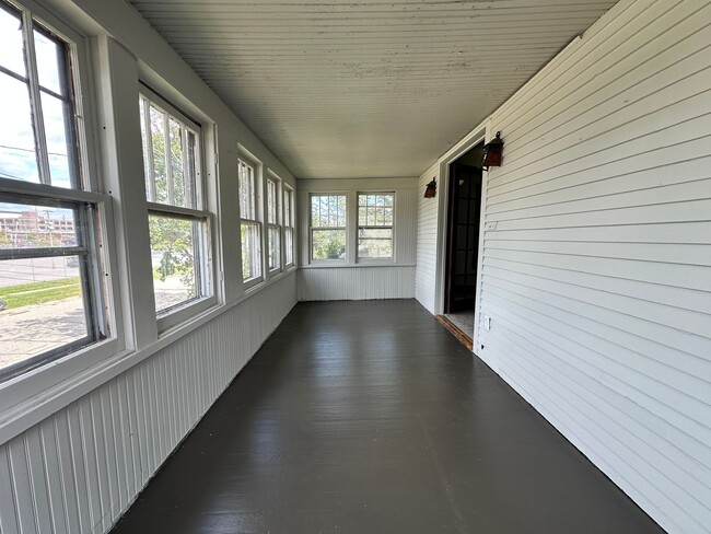 Building Photo - Four Bedroom House Available in Battle Creek!