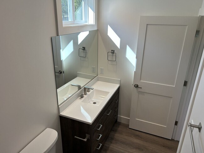 Building Photo - Beautifully Remodeled President’s Neighborhood Home