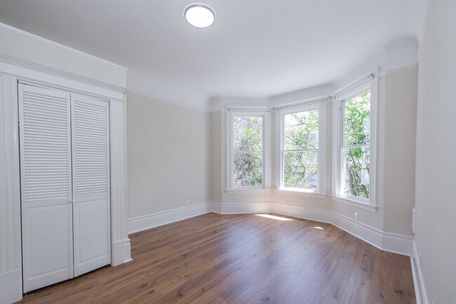 Building Photo - Fully Remodeled, Top Floor 3/2 Full Floor Flat W/ Bonus Room! In-Unit W/D!