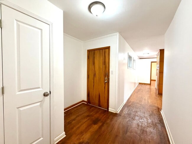 Building Photo - 887 Elwood Dr