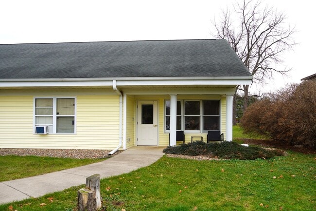 Building Photo - 1 Bedroom, 1 Bath Apartment- All utilities included