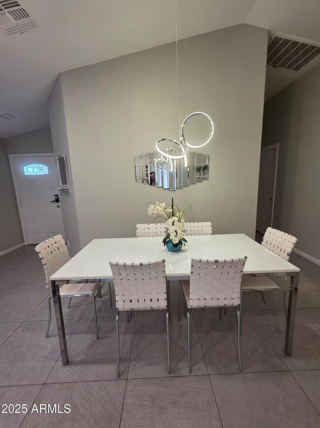 Building Photo - 1362 E 10th St