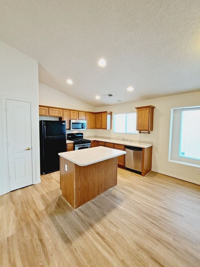 Building Photo - 4 bed home available in Huning Ranch!