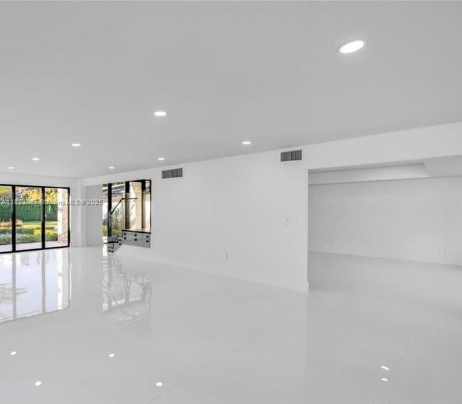 Building Photo - 406 Holiday Dr